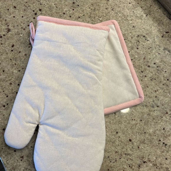 ModCloth oven mitt and pot holder in bunny gnomes pattern - Picture 4 of 4